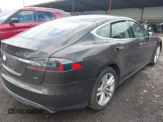 2014 Tesla Model S 60 z VIN 5YJSA1H19EFP51406, wystawiony jako IAAI lot #42179183 z przebiegiem 157 000 mil mil oraz . Historia ofert i sprzedaży dostępna na DreamBid. Obrazek 4.