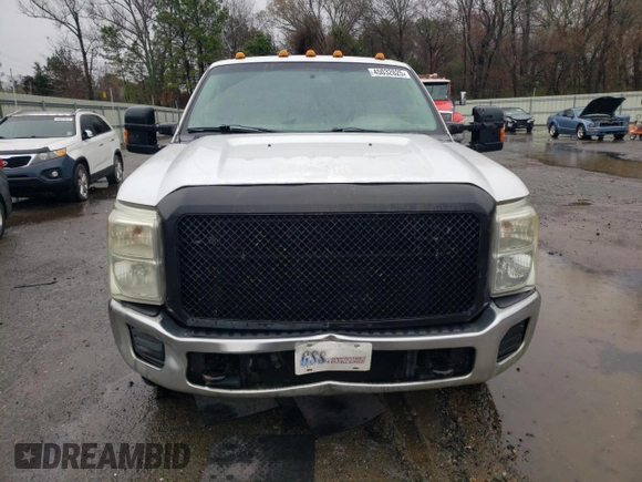 2013 Ford F-250 XLT with VIN 1FT7X2ATXDEA89535, listed as a Copart auction lot 45032825 with 304,653 mi miles and Clean title. Bid and sale history available at DreamBid. Image 5.