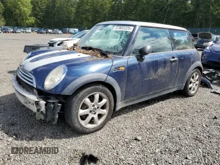 2006 MINI Hardtop z VIN WMWRC33586TK70945, wystawiony jako Copart lot #57802225 z przebiegiem 131 581 mil mil oraz Czysty tytuł • Clean title. Historia ofert i sprzedaży dostępna na DreamBid. Obrazek 1.
