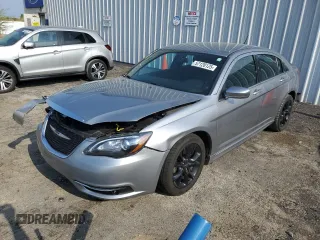 2014 Chrysler 200 Touring z VIN 1C3CCBBG4EN164537, wystawiony jako Copart lot #57128125 z przebiegiem 113 955 mil mil oraz Nie do naprawy. Historia ofert i sprzedaży dostępna na DreamBid. Obrazek 1.