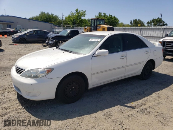 2005 Toyota Camry STD z VIN 4T1BE32K55U025255, wystawiony jako Copart lot #59423275 z przebiegiem 290 722 mil mil oraz Czysty tytuł • Clean title. Historia ofert i sprzedaży dostępna na DreamBid. Obrazek 1.