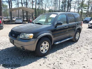 2006 Ford Escape XLT with VIN 1FMYU03186KA54716, listed as a IAAI auction lot 41893992 with 194,722 mi miles. Bid and sale history available at carsss.com. Image 2.
