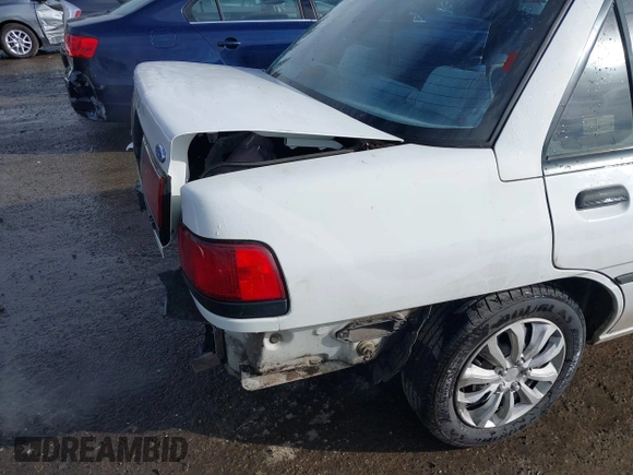 1993 Ford Escort z VIN 3FAPP13J9PR205353, wystawiony jako IAAI lot #41837169 z przebiegiem 4016 mil mil oraz . Historia ofert i sprzedaży dostępna na DreamBid. Obrazek 16.