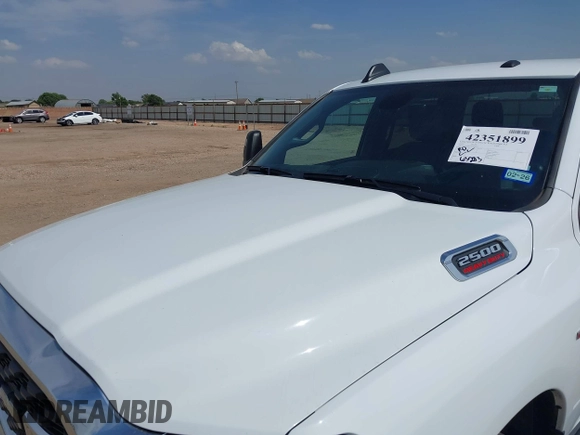 2024 Ram 2500 Big Horn z VIN 3C6UR5DL4RG246011, wystawiony jako IAAI lot #42351899 z przebiegiem 63 283 mil mil oraz . Historia ofert i sprzedaży dostępna na DreamBid. Obrazek 6.