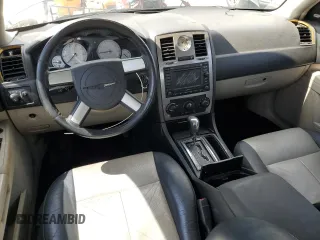 2005 Chrysler 300 Touring z VIN 2C3JA53G95H546536, wystawiony jako Copart lot #60667575 z przebiegiem 163 625 mil mil oraz Szkoda całkowita • Salvage title. Historia ofert i sprzedaży dostępna na DreamBid. Obrazek 8.
