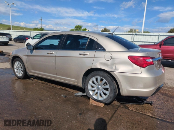 2014 Chrysler 200 Touring z VIN 1C3CCBBB7EN137644, wystawiony jako Copart lot #56254025 z przebiegiem 86 487 mil mil oraz Szkody całkowita. Historia ofert i sprzedaży dostępna na DreamBid. Obrazek 2.