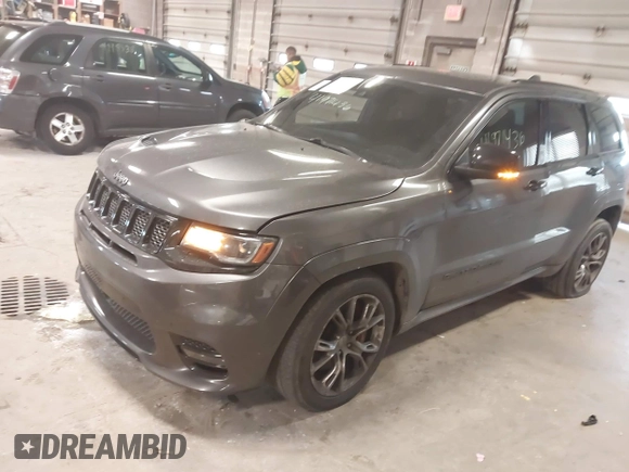 2018 Jeep Grand Cherokee SRT z VIN 1C4RJFDJ6JC432683, wystawiony jako IAAI lot #41971436 z przebiegiem 113 078 mil mil oraz . Historia ofert i sprzedaży dostępna na DreamBid. Obrazek 16.