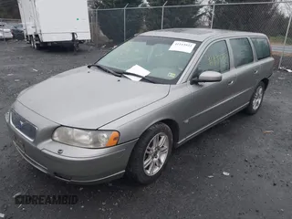 2006 Volvo V70 2.4L with VIN YV1SW640X62590834, listed as a IAAI auction lot 41113922 with 253,254 mi miles. Bid and sale history available at carsss.com. Image 2.