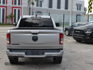 2021 Ram 1500 Big Horn z VIN 1C6RREBT3MN811115, wystawiony jako Copart lot #48342715 z przebiegiem 70 823 mil mil oraz Szkoda całkowita • Salvage title. Historia ofert i sprzedaży dostępna na DreamBid. Obrazek 5.
