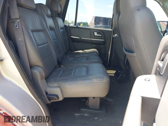2003 Ford Expedition Special Service with VIN 1FMPU15L33LA76211, listed as a IAAI auction lot 42035061 with 211,599 mi miles. Bid and sale history available at carsss.com. Image 8.