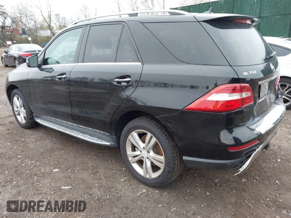 2013 Mercedes-Benz M ML 350 with VIN 4JGDA5HB3DA138368, listed as a IAAI auction lot 41958922 with 114,576 mi miles. Bid and sale history available at carsss.com. Image 3.