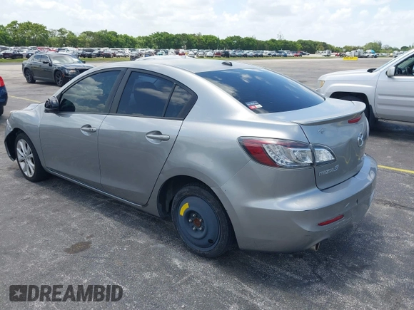 2011 Mazda 3 S Grand Touring z VIN JM1BL1W55B1474676, wystawiony jako IAAI lot #42494974 z przebiegiem 162 285 mil mil oraz . Historia ofert i sprzedaży dostępna na DreamBid. Obrazek 3.
