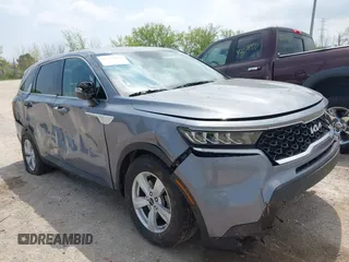 2022 Kia Sorento LX z VIN 5XYRG4LCXNG107106, wystawiony jako IAAI lot #42279041 z przebiegiem 83 189 mil mil oraz . Historia ofert i sprzedaży dostępna na DreamBid. Obrazek 1.