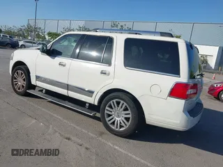 2008 Lincoln Navigator z VIN 5LMFU28538LJ10893, wystawiony jako IAAI lot #42204037 z przebiegiem 138 229 mil mil oraz . Historia ofert i sprzedaży dostępna na DreamBid. Obrazek 3.