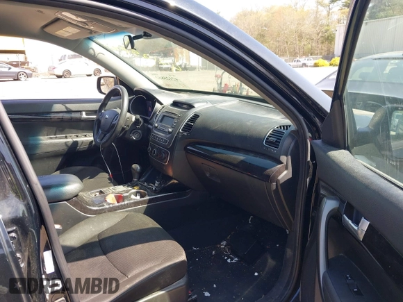 2014 Kia Sorento LX with VIN 5XYKTDA69EG425180, listed as a IAAI auction lot 42125882 with 194,319 mi miles. Bid and sale history available at carsss.com. Image 5.