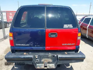 2000 Chevrolet Suburban LS with VIN 3GNEC16T1YG131974, listed as a IAAI auction lot 41983971 with 245,767 mi miles. Bid and sale history available at carsss.com. Image 17.