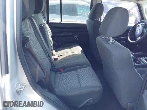 2010 Jeep Commander Sport z VIN 1J4RG4GK2AC105232, wystawiony jako IAAI lot #41790011 z przebiegiem 192 281 mil mil oraz . Historia ofert i sprzedaży dostępna na DreamBid. Obrazek 8.