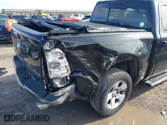 2019 Ram 1500 Big Horn z VIN 1C6SRFFT7KN658334, wystawiony jako IAAI lot #41930603 z przebiegiem 84 124 mil mil oraz . Historia ofert i sprzedaży dostępna na DreamBid. Obrazek 6.