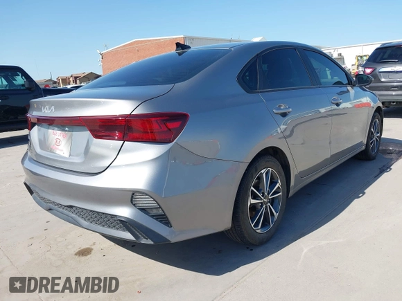 2023 Kia Forte LXS z VIN 3KPF24AD1PE592622, wystawiony jako IAAI lot #42011998 z przebiegiem 20 746 mil mil oraz . Historia ofert i sprzedaży dostępna na DreamBid. Obrazek 4.