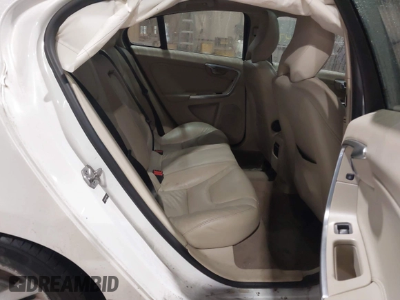 2015 Volvo S60 T5 Drive-E Premier z VIN YV126MFB4F1311693, wystawiony jako IAAI lot #41457471 z przebiegiem 146 042 mil mil oraz . Historia ofert i sprzedaży dostępna na DreamBid. Obrazek 8.