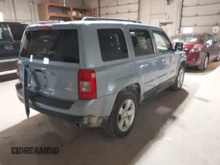 2013 Jeep Patriot Latitude z VIN 1C4NJRFB2DD140601, wystawiony jako IAAI lot #41938101 z przebiegiem 143 160 mil mil oraz . Historia ofert i sprzedaży dostępna na DreamBid. Obrazek 4.