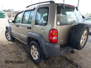 2003 Jeep Liberty Sport z VIN 1J4GK48K63W602709, wystawiony jako IAAI lot #42176496 z przebiegiem 151 397 mil mil oraz . Historia ofert i sprzedaży dostępna na DreamBid. Obrazek 3.