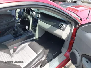 2008 Ford Mustang GT Deluxe z VIN 1ZVHT82H885111628, wystawiony jako IAAI lot #42522595 z przebiegiem 98 043 mil mil oraz . Historia ofert i sprzedaży dostępna na DreamBid. Obrazek 5.