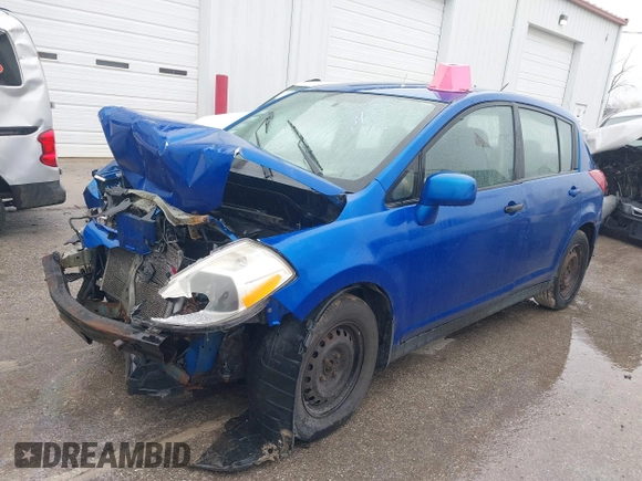 2007 Nissan Versa S z VIN 3N1BC13E37L378536, wystawiony jako IAAI lot #39107705 z przebiegiem 154 183 mil mil oraz . Historia ofert i sprzedaży dostępna na DreamBid. Obrazek 2.