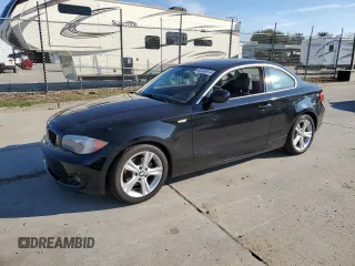 2013 BMW 1 Series 128i z VIN WBAUP9C5XDVS95834, wystawiony jako Copart lot #83249614 z przebiegiem Nie podano mil oraz Szkoda całkowita • Salvage title. Historia ofert i sprzedaży dostępna na DreamBid. Obrazek 1.