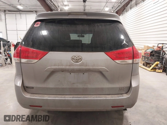 2011 Toyota Sienna XLE z VIN 5TDDK3DC4BS003792, wystawiony jako IAAI lot #41762481 z przebiegiem 201 051 mil mil oraz . Historia ofert i sprzedaży dostępna na DreamBid. Obrazek 16.