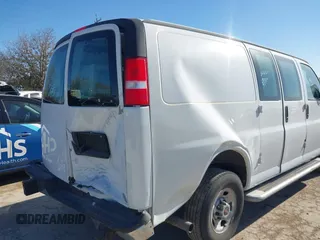 2022 GMC Savana Cargo Van with VIN 1GTW7AFP8N1172293, listed as a IAAI auction lot 41735294 with 33,213 mi miles. Bid and sale history available at carsss.com. Image 6.