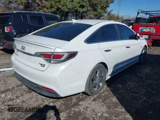 2017 Hyundai Sonata Hybrid Limited with VIN KMHE34L38HA069417, listed as a IAAI auction lot 41699882 with 140,743 mi miles. Bid and sale history available at carsss.com. Image 4.