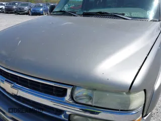 2000 Chevrolet Suburban LT with VIN 3GNFK16T0YG114431, listed as a IAAI auction lot 42059206 with 266,582 mi miles. Bid and sale history available at carsss.com. Image 16.