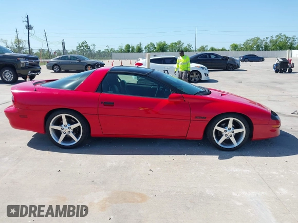 1997 Chevrolet Camaro Z28 z VIN 2G1FP22P1V2150712, wystawiony jako IAAI lot #42007547 z przebiegiem 98 725 mil mil oraz . Historia ofert i sprzedaży dostępna na DreamBid. Obrazek 13.