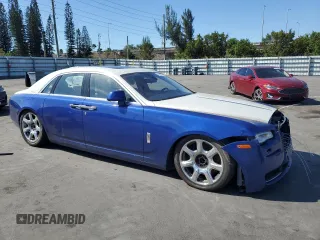 2015 Rolls-Royce Ghost z VIN SCA664S55FUX53413, wystawiony jako Copart lot #50022965 z przebiegiem Nie podano mil oraz Szkody całkowita. Historia ofert i sprzedaży dostępna na DreamBid. Obrazek 4.
