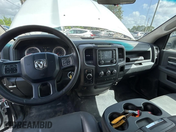 2017 Ram 1500 Tradesman z VIN 3C6JR7DG1HG617495, wystawiony jako Copart lot #66641845 z przebiegiem 142 042 mil mil oraz Czysty tytuł • Clean title. Historia ofert i sprzedaży dostępna na DreamBid. Obrazek 9.