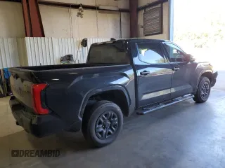 2023 Toyota Tundra SR z VIN 5TFKB5DB8PX113093, wystawiony jako Copart lot #80488324 z przebiegiem 24 200 mil mil oraz Szkoda całkowita • Salvage title. Historia ofert i sprzedaży dostępna na DreamBid. Obrazek 3.