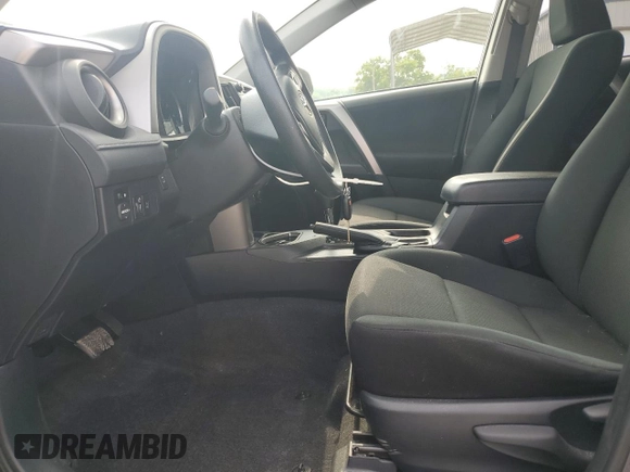 2017 Toyota RAV4 LE z VIN JTMBFREV8HJ702427, wystawiony jako Copart lot #59546985 z przebiegiem 55 362 mil mil oraz Szkoda całkowita • Salvage title. Historia ofert i sprzedaży dostępna na DreamBid. Obrazek 7.