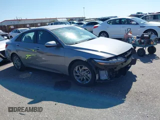 2024 Hyundai Elantra SEL z VIN KMHLM4DG0RU819883, wystawiony jako IAAI lot #42640239 z przebiegiem 14 256 mil mil oraz . Historia ofert i sprzedaży dostępna na DreamBid. Obrazek 1.