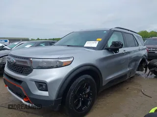 2022 Ford Explorer Timberline z VIN 1FMSK8JH8NGA73830, wystawiony jako IAAI lot #42212478 z przebiegiem 65 026 mil mil oraz . Historia ofert i sprzedaży dostępna na DreamBid. Obrazek 2.