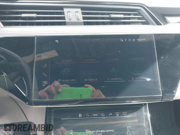 2024 Audi Q8 e-tron z VIN WA16AAGE2RB031437, wystawiony jako IAAI lot #41761720 z przebiegiem 19 579 mil mil oraz . Historia ofert i sprzedaży dostępna na DreamBid. Obrazek 19.