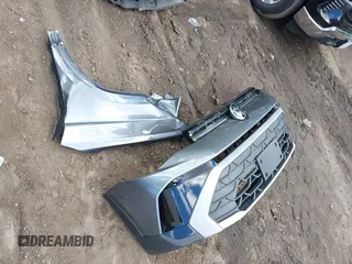 2025 Volkswagen Taos z VIN 3VV5C7B23SM012634, wystawiony jako IAAI lot #42342616 z przebiegiem 4381 mil mil oraz . Historia ofert i sprzedaży dostępna na DreamBid. Obrazek 12.