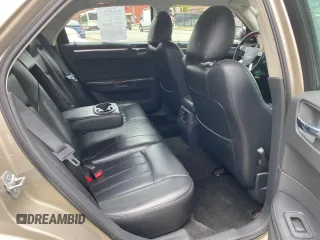 2008 Chrysler 300 C Hemi z VIN 2C3KA63H18H159843, wystawiony jako Copart lot #61594125 z przebiegiem 69 982 mil mil oraz Czysty tytuł • Clean title. Historia ofert i sprzedaży dostępna na DreamBid. Obrazek 6.