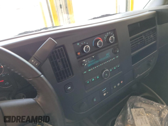 2022 Chevrolet Express Cargo z VIN 1GCWGAFP0N1263543, wystawiony jako IAAI lot #42841729 z przebiegiem 20 019 mil mil oraz . Historia ofert i sprzedaży dostępna na DreamBid. Obrazek 17.