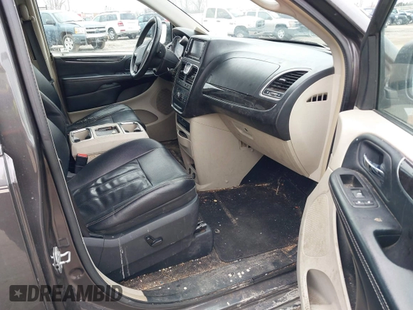 2015 Chrysler Town & Country Touring-L with VIN 2C4RC1CG4FR525588, listed as a IAAI auction lot 41696620 with 225,297 mi miles. Bid and sale history available at carsss.com. Image 5.