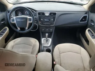 2013 Chrysler 200 Touring z VIN 1C3CCBBB4DN577755, wystawiony jako Copart lot #55904845 z przebiegiem 138 423 mil mil oraz Szkoda całkowita • Salvage title. Historia ofert i sprzedaży dostępna na DreamBid. Obrazek 8.
