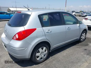 2009 Nissan Versa S z VIN 3N1BC13E19L355632, wystawiony jako IAAI lot #42444365 z przebiegiem 167 792 mil mil oraz . Historia ofert i sprzedaży dostępna na DreamBid. Obrazek 4.