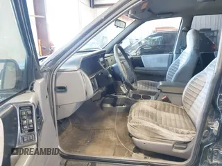 1995 Jeep Grand Cherokee Laredo z VIN 1J4GZ58Y3SC670696, wystawiony jako IAAI lot #42530934 z przebiegiem 165 658 mil mil oraz . Historia ofert i sprzedaży dostępna na DreamBid. Obrazek 5.