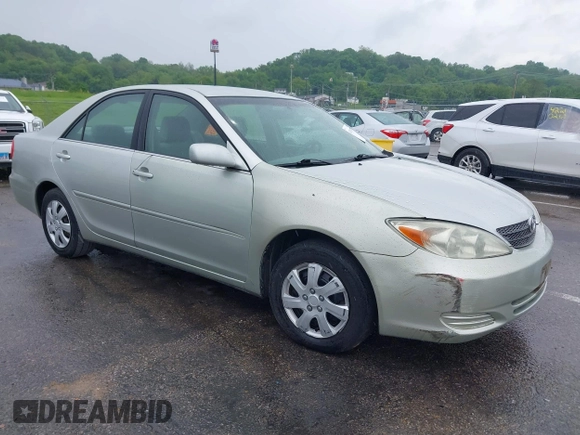 2002 Toyota Camry LE z VIN JTDBE32K220022434, wystawiony jako IAAI lot #42194752 z przebiegiem 168 955 mil mil oraz . Historia ofert i sprzedaży dostępna na DreamBid. Obrazek 1.