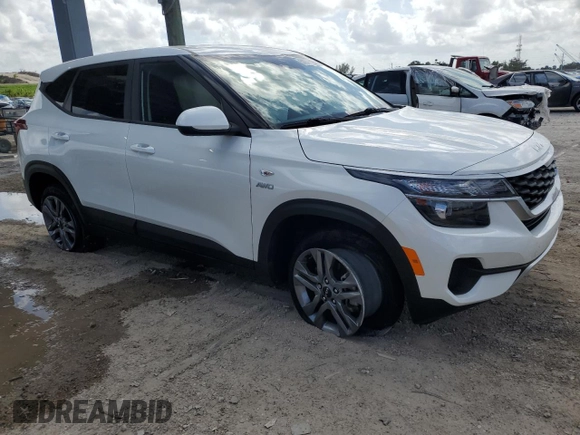 2023 Kia Seltos LX z VIN KNDEPCAA7P7461188, wystawiony jako Copart lot #51979035 z przebiegiem 22 962 mil mil oraz Szkoda całkowita • Salvage title. Historia ofert i sprzedaży dostępna na DreamBid. Obrazek 4.